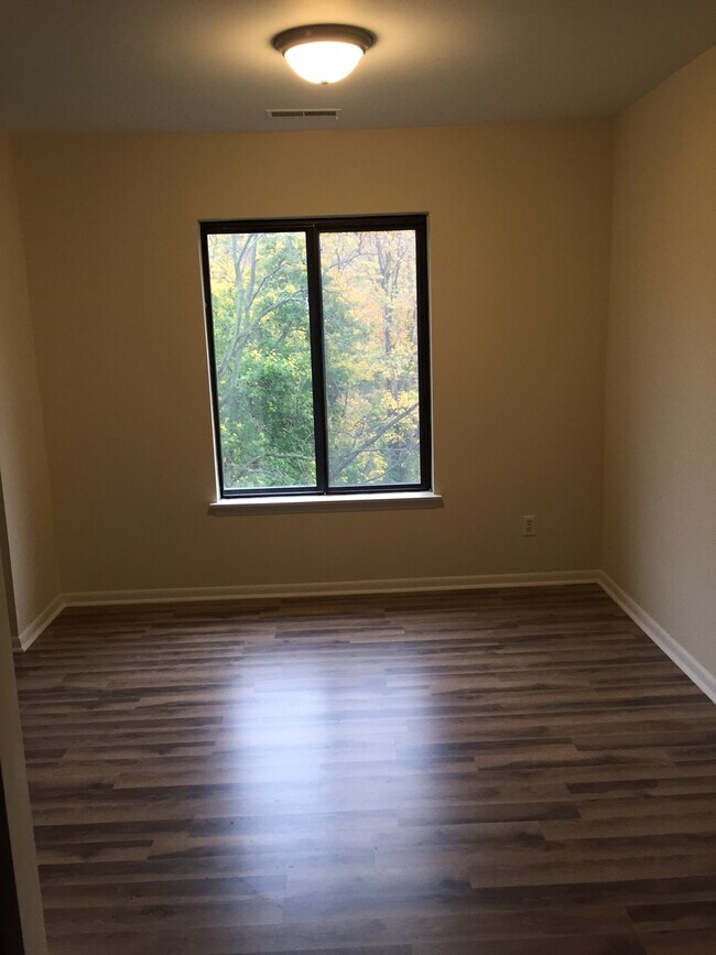 Building Photo - 42 Maple St