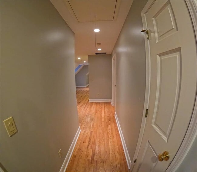 Building Photo - 998 Ferncliff Rd NE