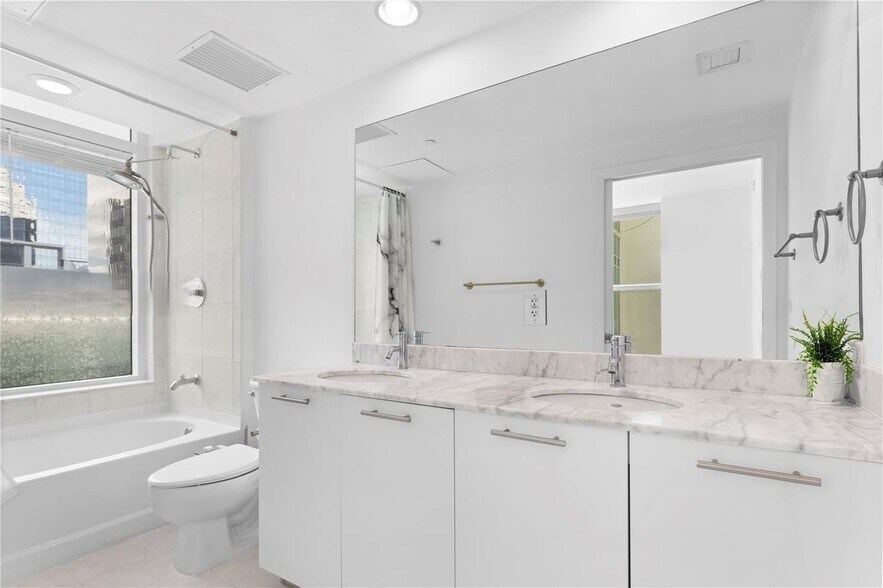 Building Photo - 950 Brickell Bay Dr