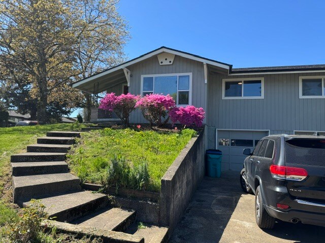 Building Photo - 618 NE 106th Ave