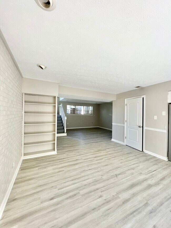 Building Photo - 1362 Dix Dr