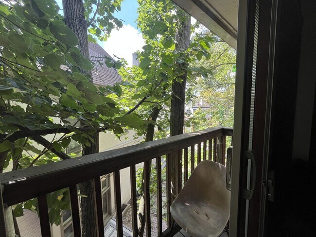 Building Photo - 2BR Carriage House Behind 200 Maple Ave – ...