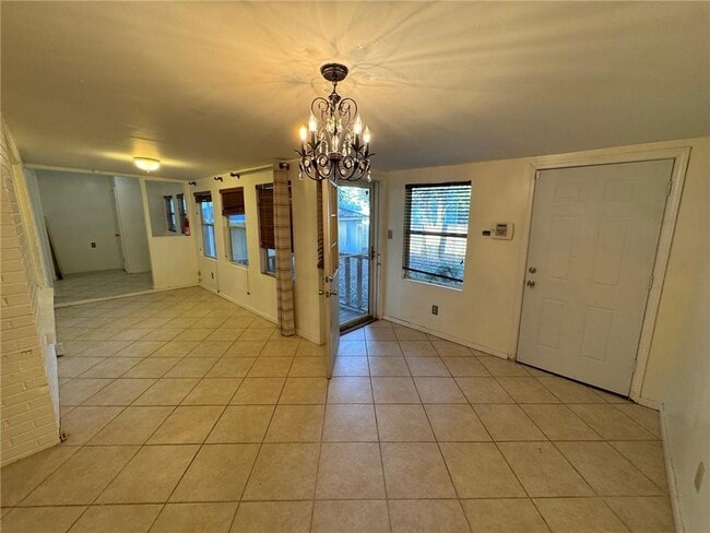 Building Photo - 35 E Chadwick Dr