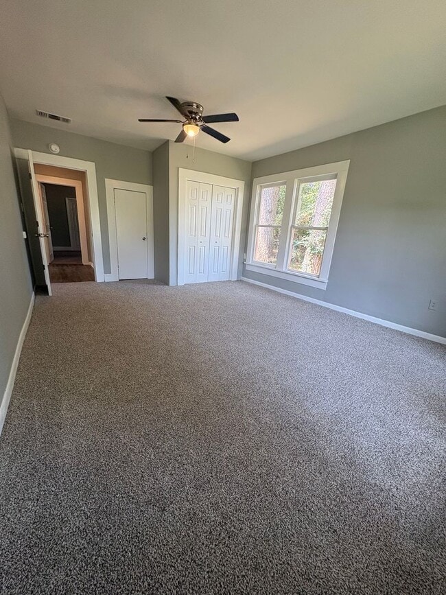 Building Photo - Amazing 4 bedroom/1 bath home with Central Air & Heat!