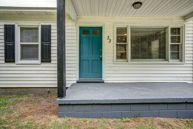 Building Photo - Quiet country living in the middle of it a...