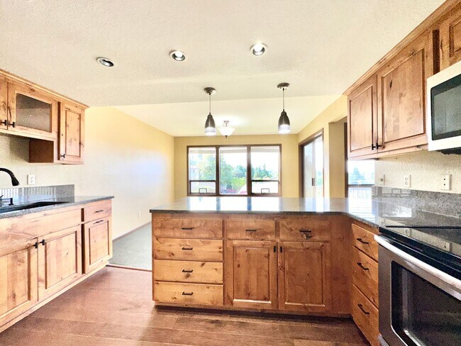 Building Photo - 2bd/2ba Kirkland Condo