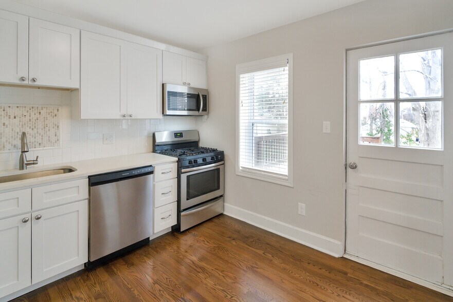 Building Photo - 8729 Bridgeport Ave