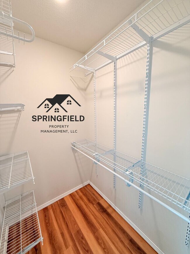 Building Photo - Location-Location, 4 BR / 2 Living Areas in SE Springfield w/ An Amazing Out Door Kitchen - Grill...