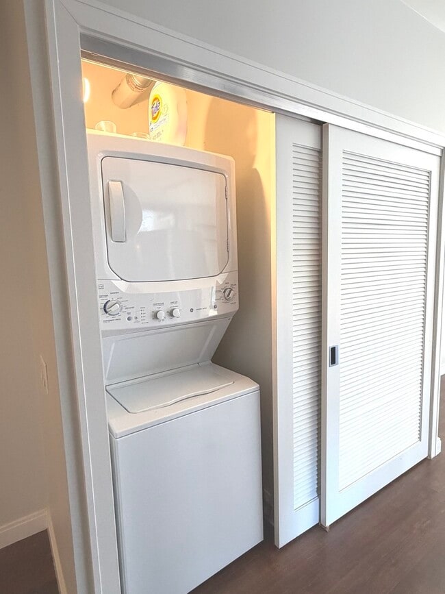 Building Photo - 845 N State St