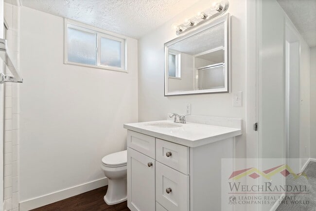 Building Photo - 4 Bedroom 2 Bath Duplex Home in Washington...