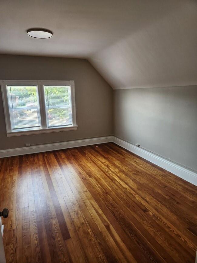 Building Photo - 3/2/1 Newly remodeled, near saddle creek, and med center