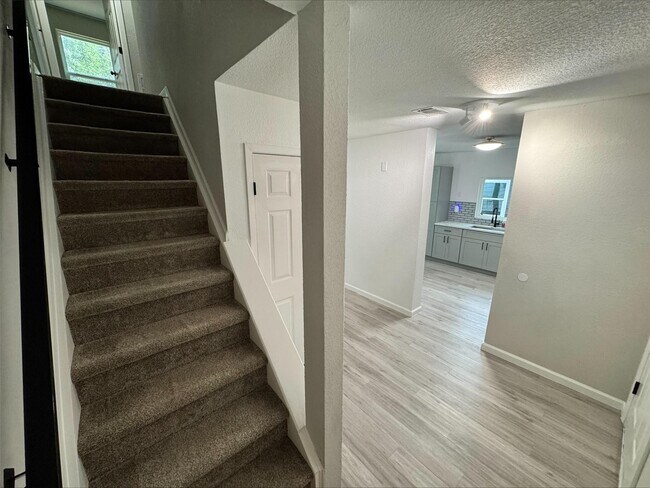 Building Photo - 1004 E Red Cedar Cir