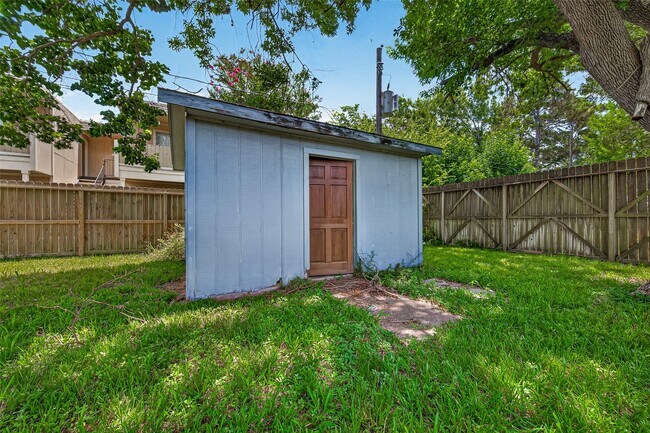 Building Photo - 2013 Long Dr