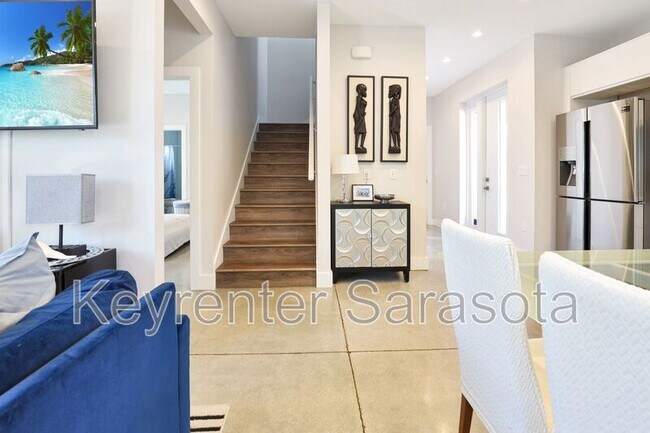 Building Photo - 2056 Roselawn St