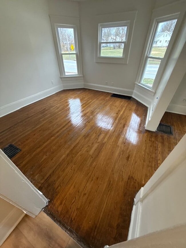 Building Photo - One Bedroom Duplex ( first floor)  $1160