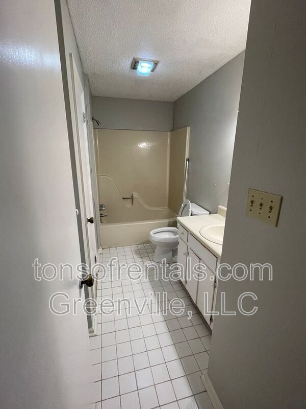 Building Photo - 100 Pinebrook Rd