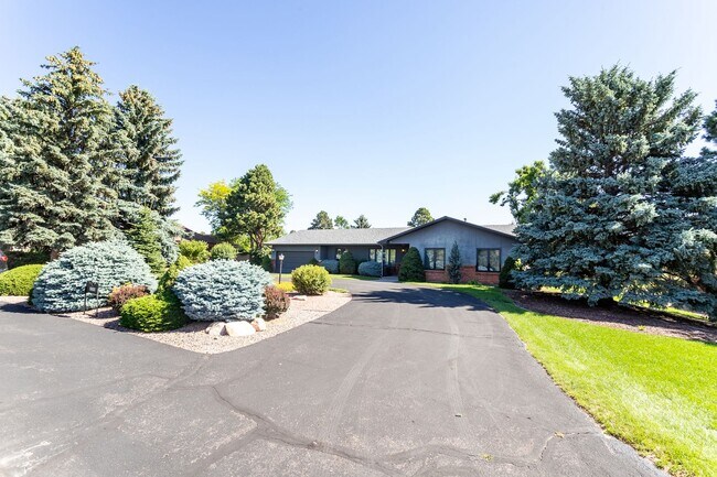 Building Photo - Ranch Style Home Located inside Kissing Camels!