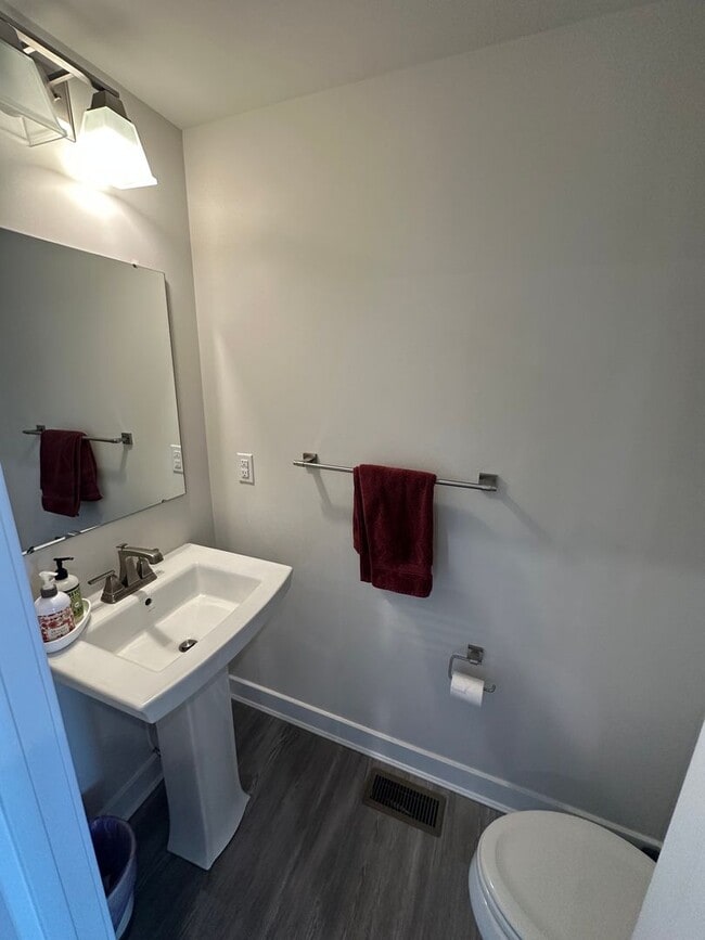 Building Photo - Townhouse in Sunset Glen