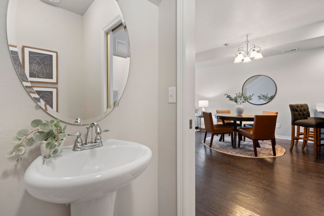 Building Photo - Amazing 3 bedroom Townhouse in Central For...