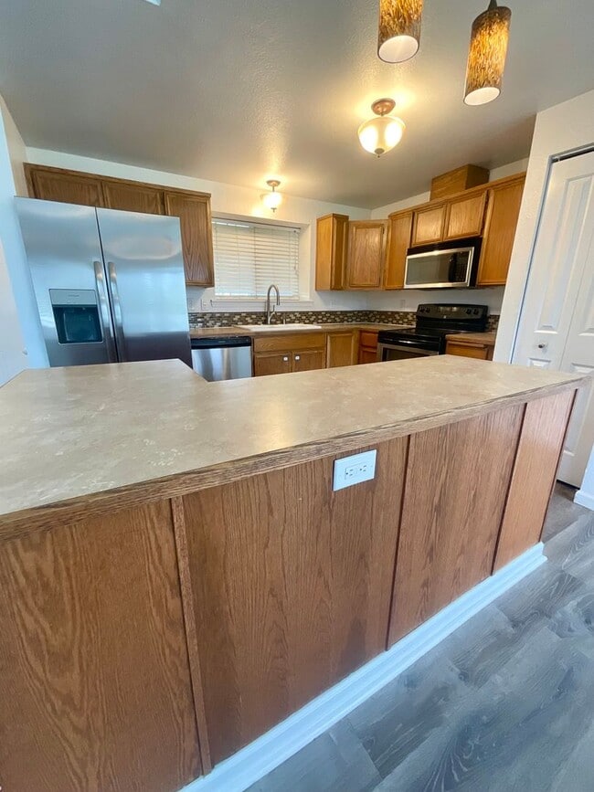 Building Photo - Charming 3 Bedroom Rambler! ~Close to Elementary School~