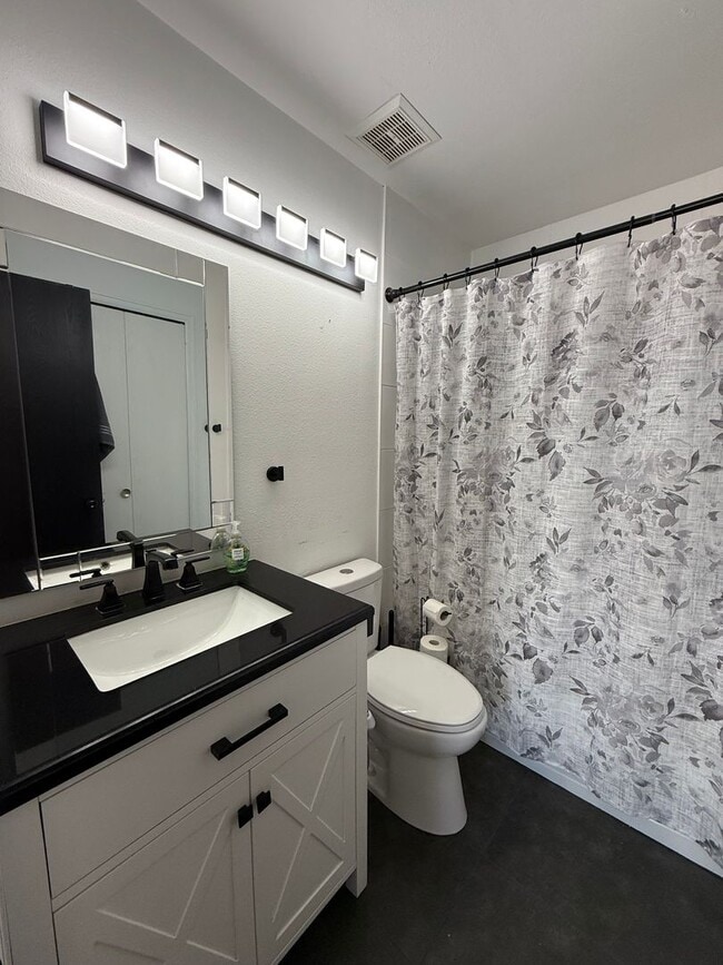 Building Photo - Welcome home to this beautifully updated townhome in the highly desirable Chesapeake Bay community!