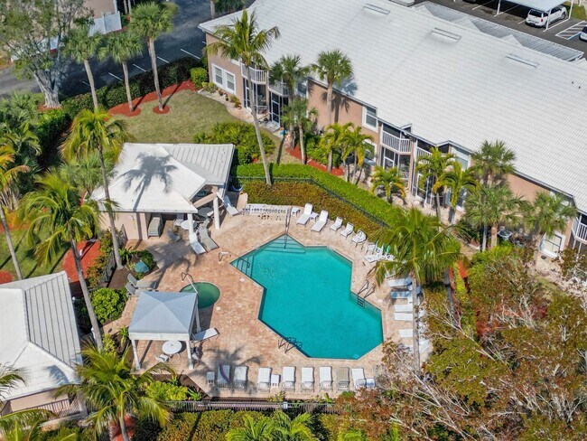 Building Photo - 2 bed + den 2 bath condo, just 2.5 miles from the beach!