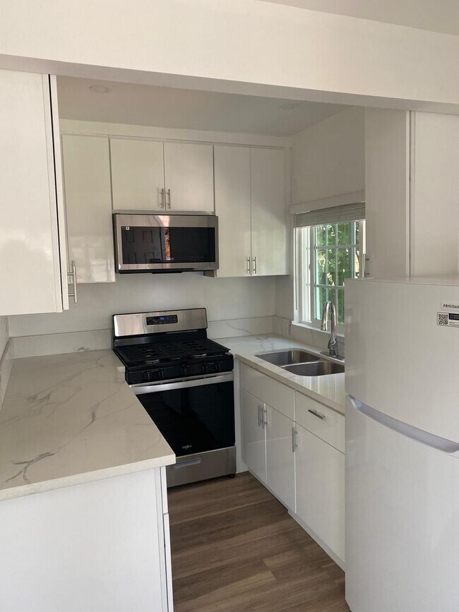 Building Photo - 2nd Floor Studio in the Heart of Highland Park