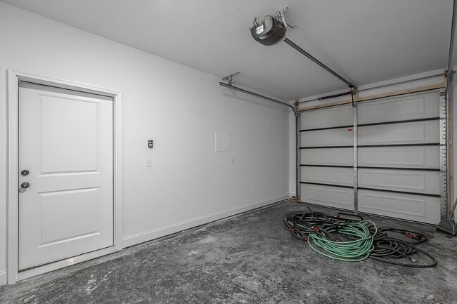 Building Photo - 5558 Stream Ln