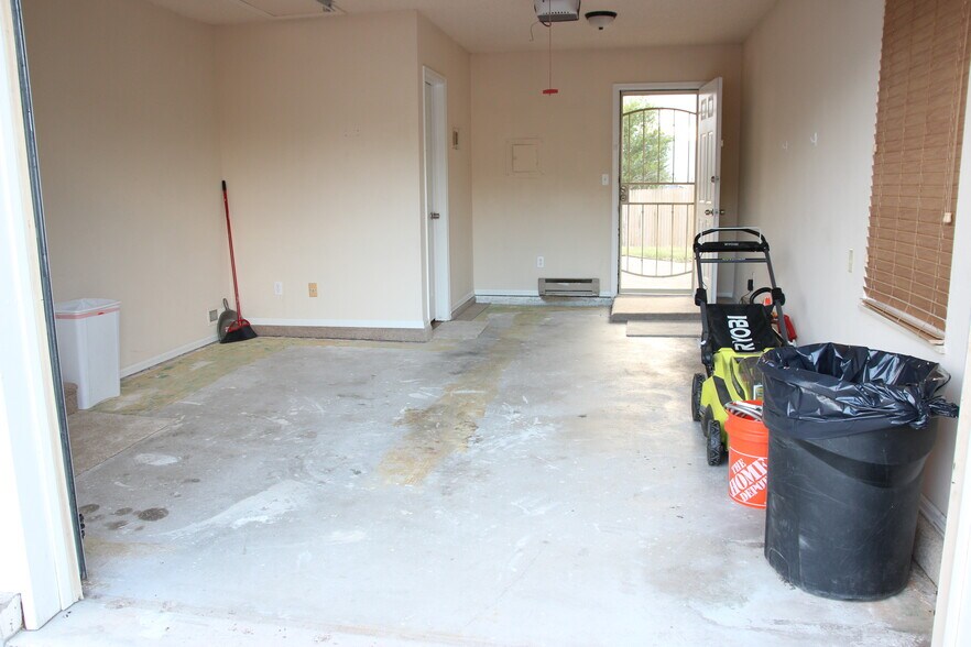 Building Photo - 6610 Parkridge Ct