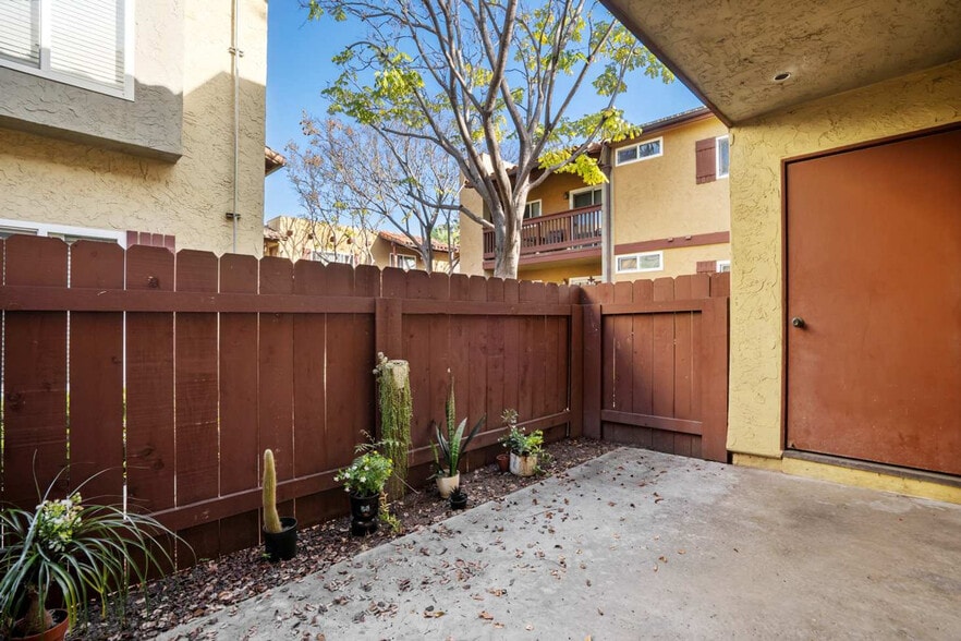 Building Photo - 1000 Estes St