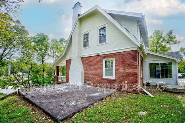 Building Photo - 4226 NE Antioch Rd