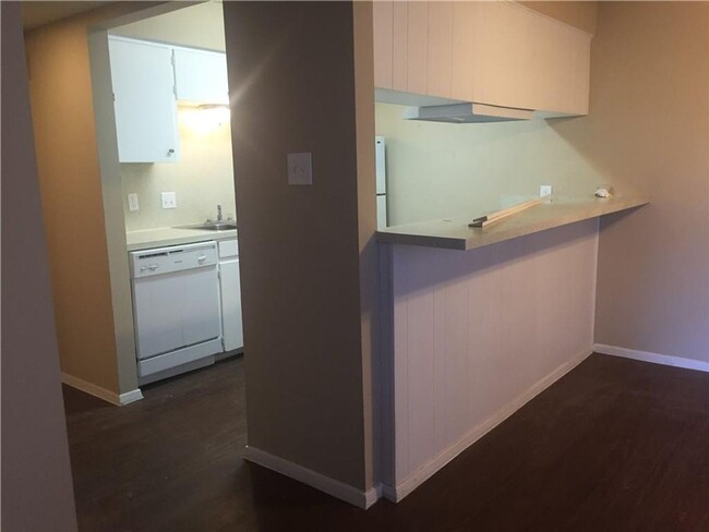 Building Photo - Redwood North — Your Midtown Hideout Near(...