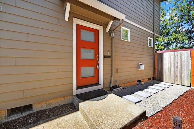 Building Photo - 1/2 month of free rent with a lease signed...