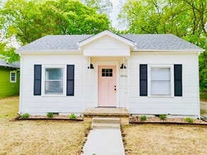 Building Photo - Updated 2 bedroom home with appliances!