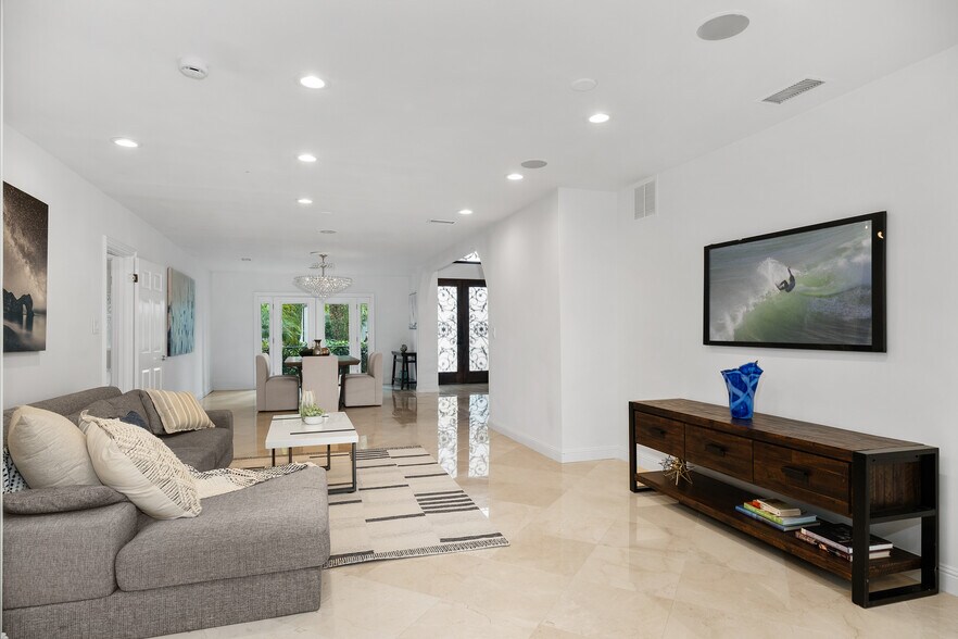 Building Photo - 465 N Kilkea Dr