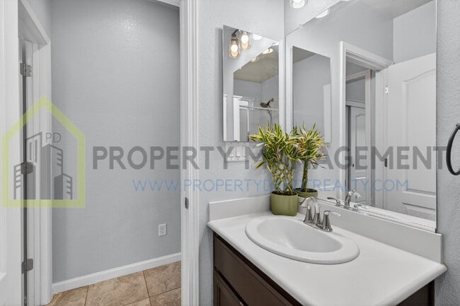 Building Photo - Spacious Elegance Awaits: 4-Bedroom Home with Hardwood Floors in Elk Grove!