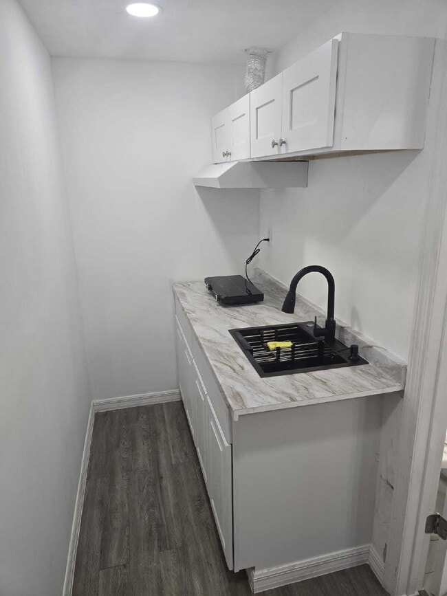 Building Photo - Beautiful remodeled Studio/efficiency room...