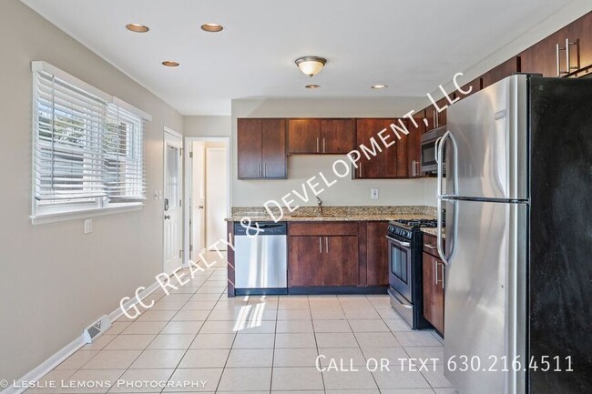 Building Photo - *** SCHOOL DISTRICT 25 / 3 BDRM -1.5 BTH /...