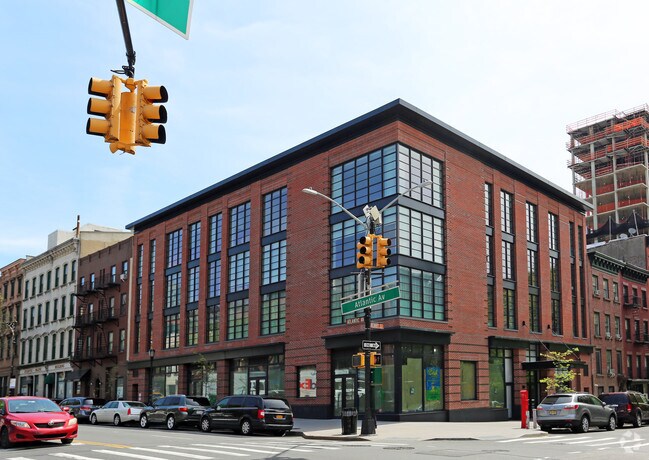 Building Photo - 325 Henry St