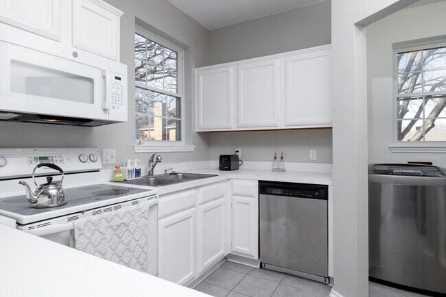 Building Photo - 2719 Stratford Ct