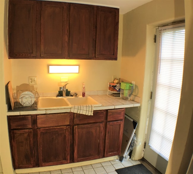 Building Photo - 432 E 16th Ave