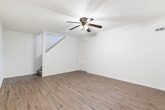 Building Photo - 1707 E Walnut Lawn St