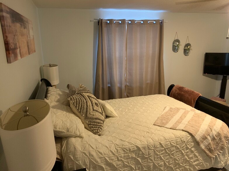 Bedroom 2 - 4302 Silsby Rd