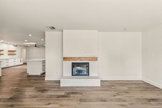 Building Photo - Beautiful 3 bed, 2 bath w/ bonus Room, loc...
