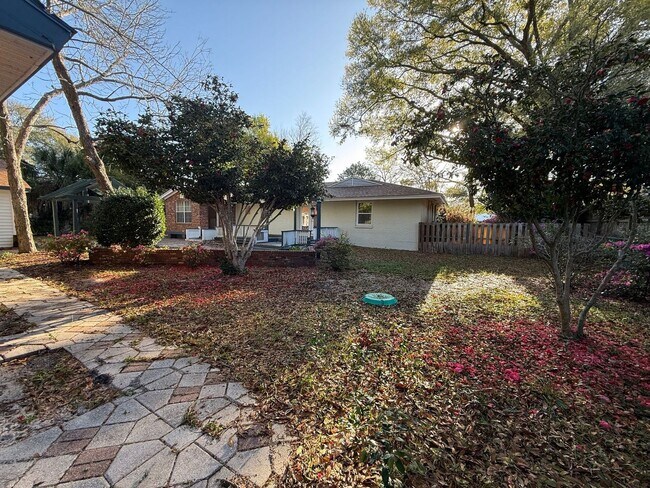 Building Photo - Gulf Breeze Proper - Casablanca - 2 bed, 1 bath