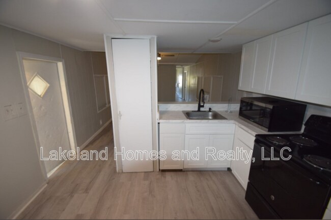 Building Photo - 4053 Bay Ave SE