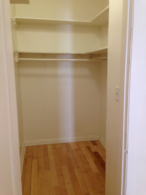 Building Photo - 836 S Park View St