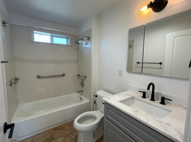 Building Photo - 910 Valley View Dr