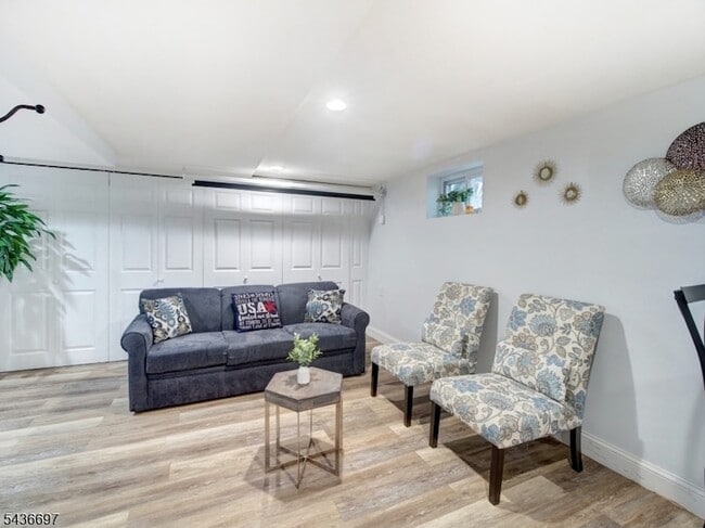 Building Photo - 605 Crescent Dr