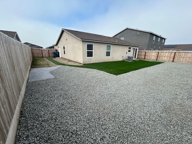 Building Photo - ** MOVE IN SPECIAL- $300 OFF FIRST 3 MONTHS***